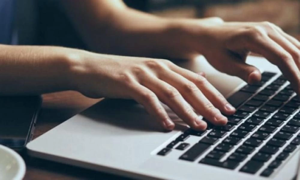 Δημοτικός σύμβουλος στην Κόρινθο εμφανίστηκε με τα εσώρουχα σε τηλεδιάσκεψη (Βίντεo)